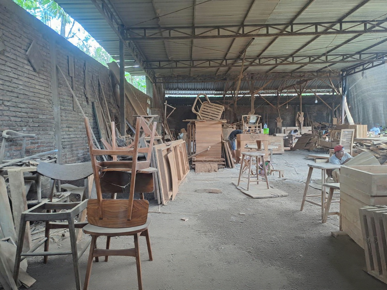 Proses Pembuatan Bangku Jati Reclaimed di Workshop Jepara